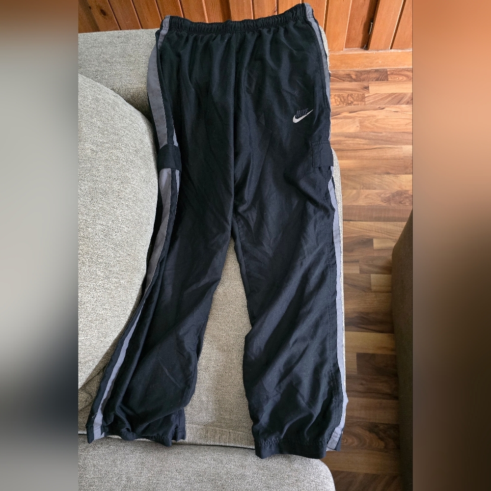 EUC men's Nike soft track pants soft full mesh lined cargo pockets drawstring.